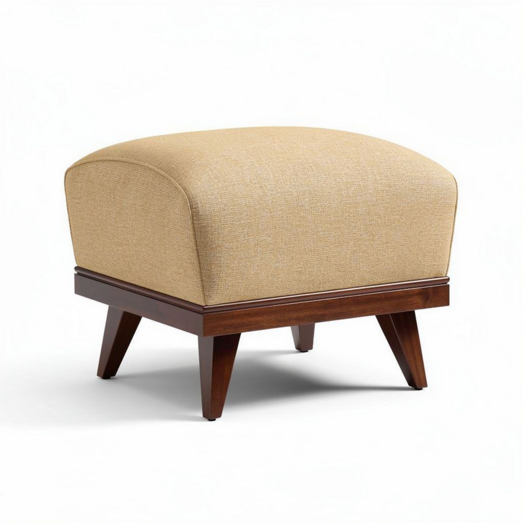 Hocker in beige stof met houten onderstel en afmetingen 65 x 65 x 40cm